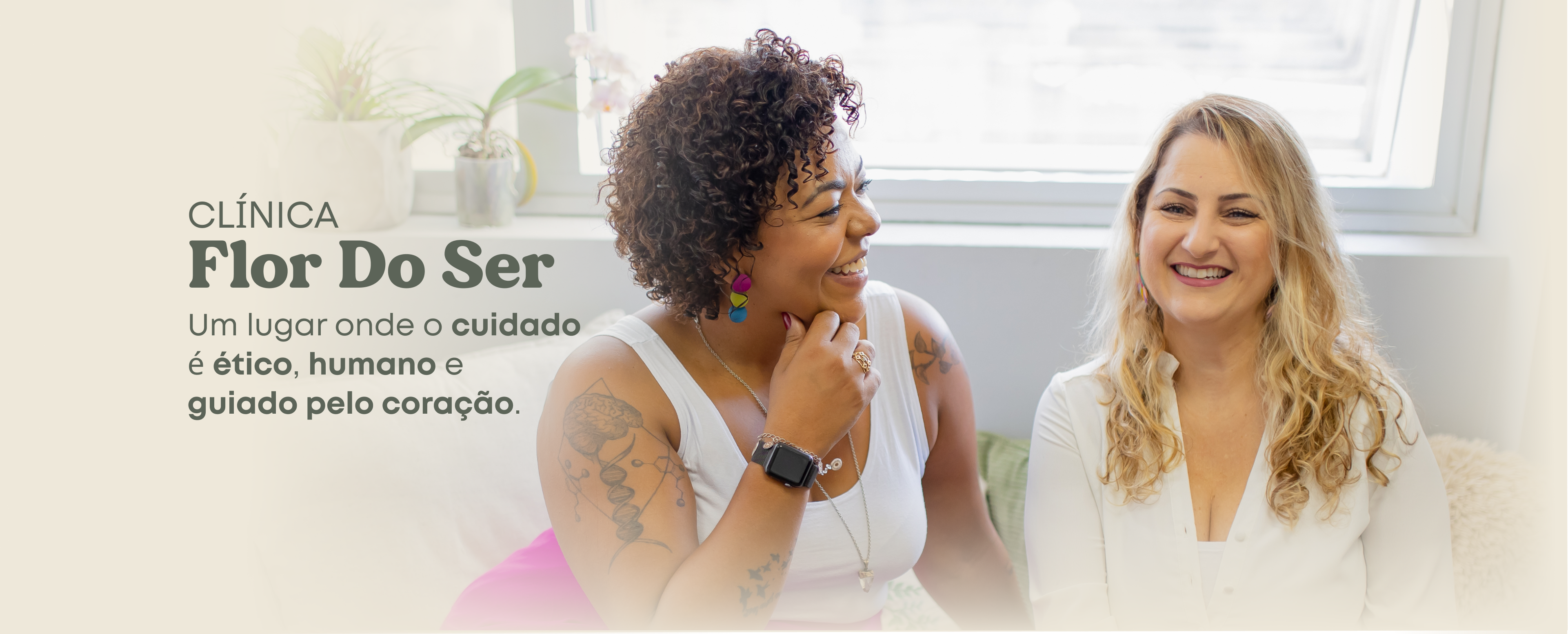 Psicólogas da Clínica Flor do Ser em momento de conversa entre si.