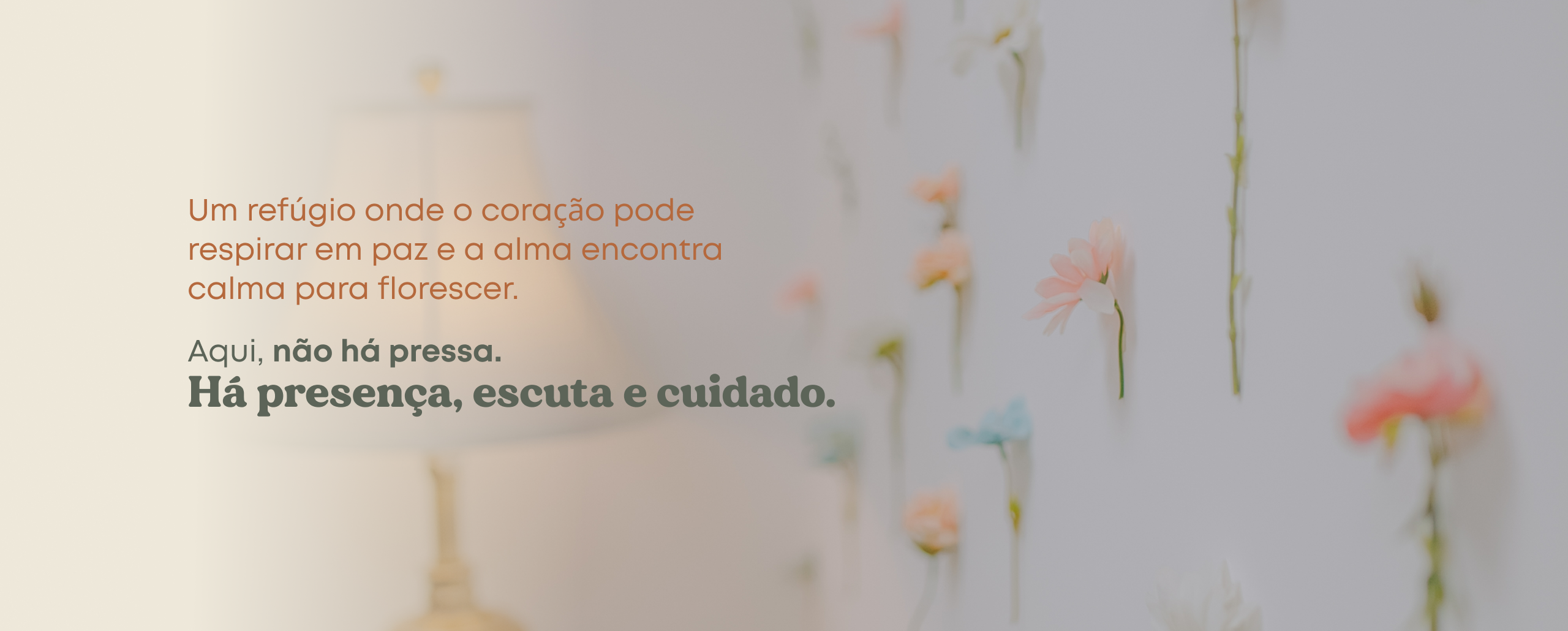 Detalhe da decoração da Clínica Flor do Ser com flores na parede.